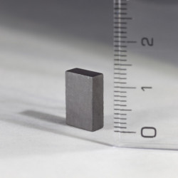 Ferrite magnet prism 13x8,4x4