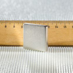 Neodymium magnet prism 30x30x6 N 80 °C, VMM10-N50